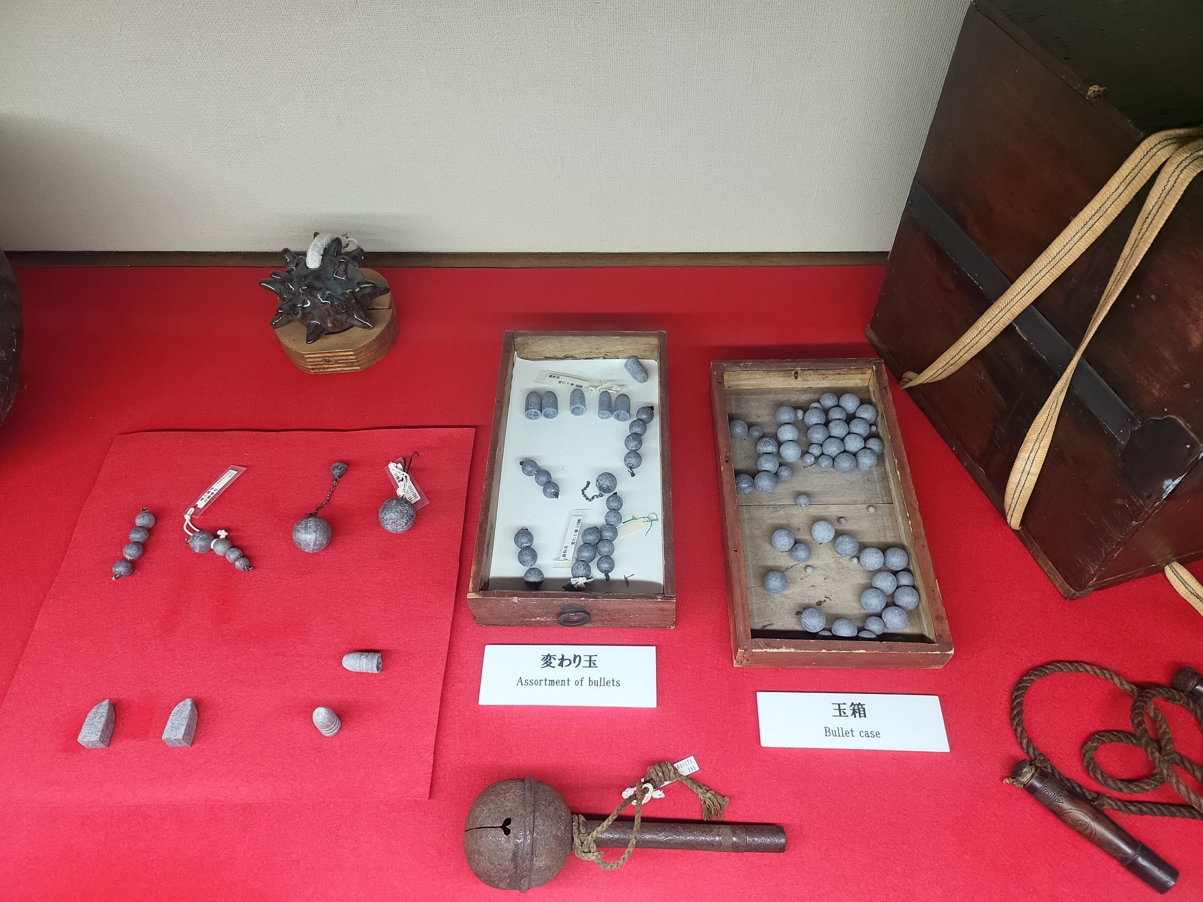화승총 탄환과 탄약함 전시