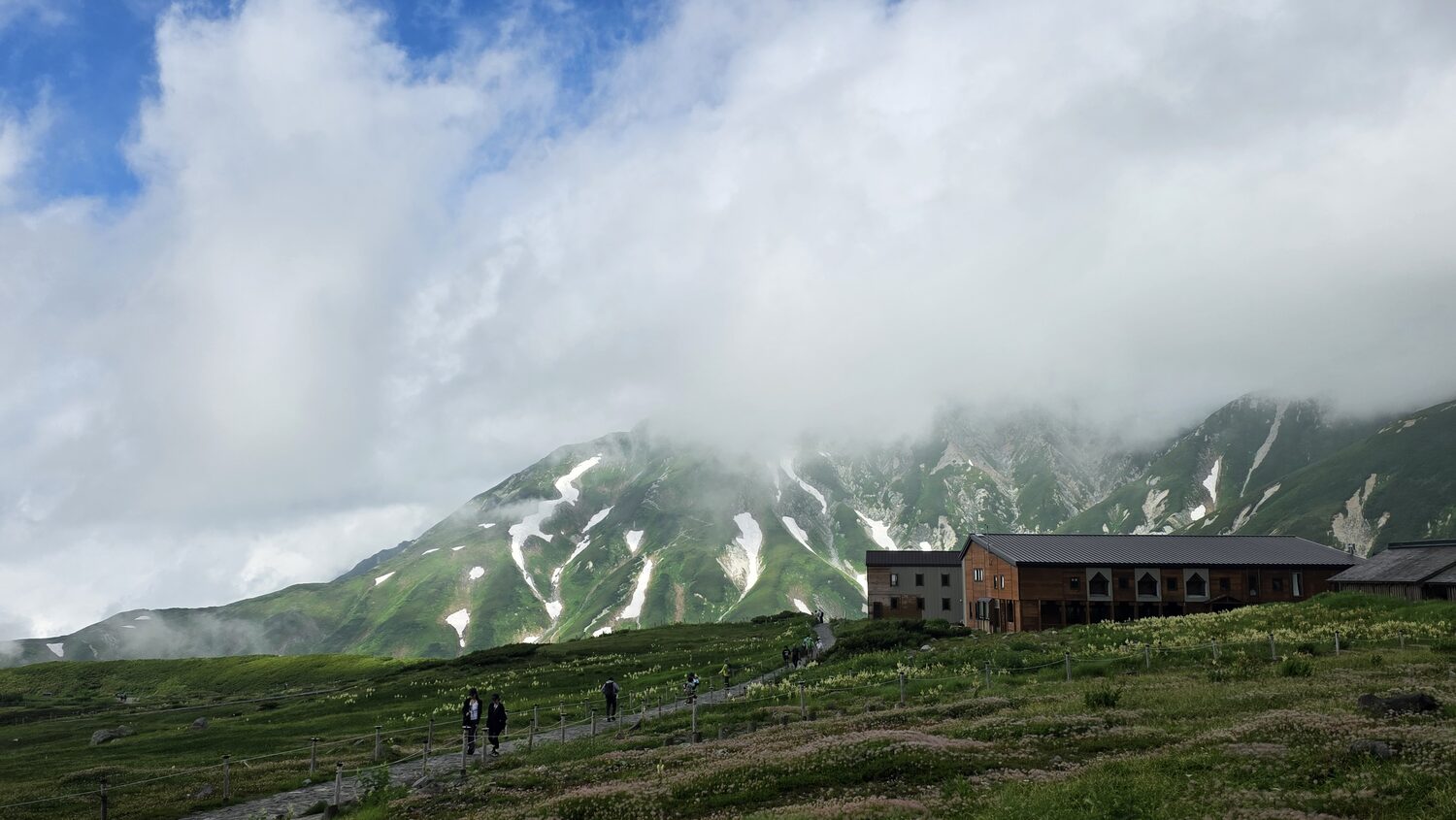 산장과 능선